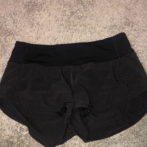 LULU LEMON SHORTS 2.5